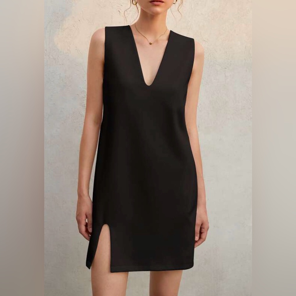 Chic Black V-Neck Sleeveless Dress with Front Slit